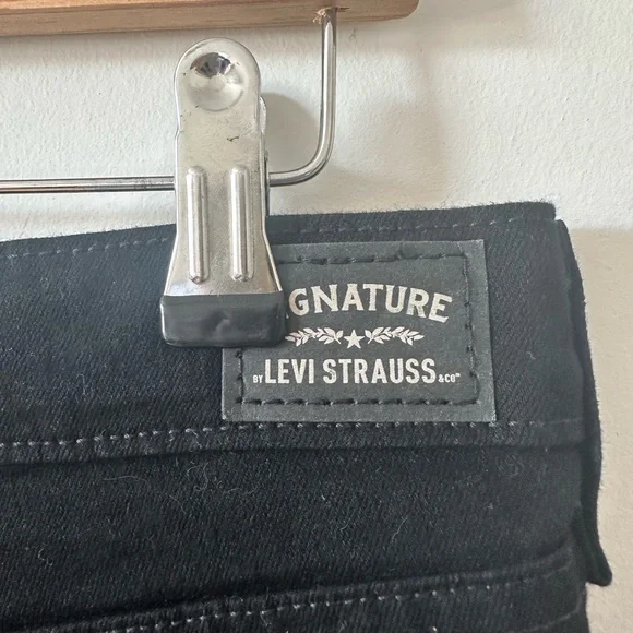 Levi's Signature High Rise Shorts - Picture 5 of 7